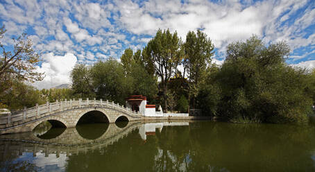 Fußgängerbrücke hinter dem Potala-Palast in Lhasa - CAVF81034