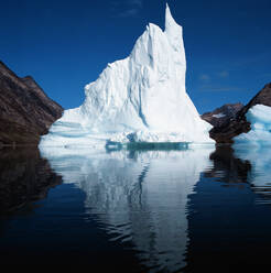 Eisberg schwimmt in einem stillen Fjord in Ostgrönland - CAVF81039