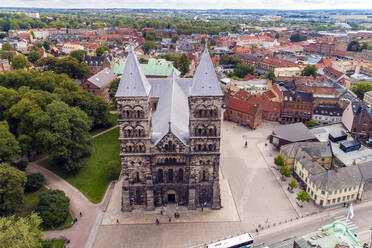 Luftaufnahme der Kathedrale von Lund mit dem Stadtzentrum im Hintergrund. - CUF55156