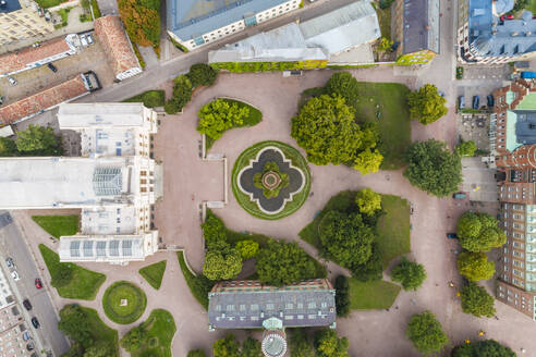 Blick aus der Vogelperspektive auf die Universität Lund in der Nähe von Malmö sowie auf den Innenhof und den formalen Garten. - CUF55158