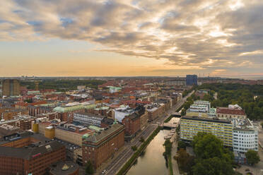 Luftaufnahme von Malmö mit dem Fluss, der durch die Stadt fließt. - CUF55160