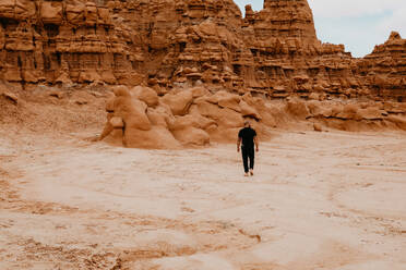 Mann wandert allein zwischen Hoodoo-Felsen im Goblin Valley - CAVF81051