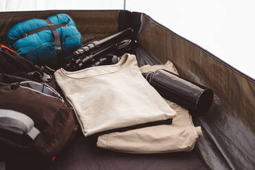 Camping- und Trekkingausrüstung in einem Zelt - CAVF81058