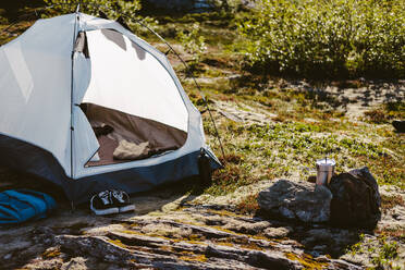 Campingzelt, Schuhe und ein Kochtopf auf einem Campingplatz - CAVF81066