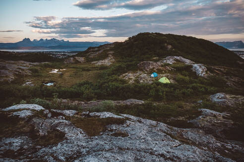 Campingzelte inmitten einer ruhigen Berglandschaft - CAVF81077