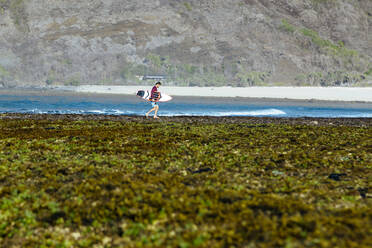 Junger Mann am Strand, Sumbawa, Indonesien - CAVF81168