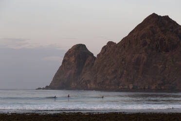 Surfer sitzen auf Surfbrettern im Meer, Sumbawa, Indonesien - CAVF81170