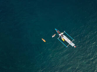 Luftaufnahme von Surfern und einem Boot auf dem Meer, Lombok, Indonesien - CAVF81176