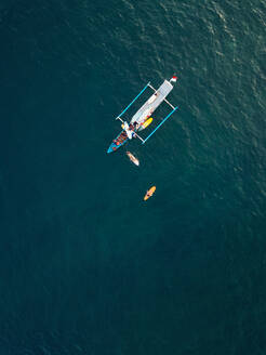 Luftaufnahme von Surfern und einem Boot auf dem Meer, Lombok, Indonesien - CAVF81177