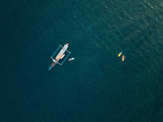 Luftaufnahme von Surfern und einem Boot auf dem Meer, Lombok, Indonesien - CAVF81180