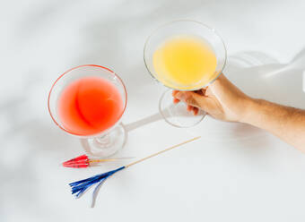 Alkoholische Cocktails mit deutlichen Schatten der Mittagssonne - CAVF81184