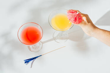 Alkoholische Cocktails mit deutlichen Schatten der Mittagssonne - CAVF81185