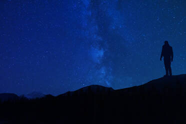 Star Gazing in der Nacht Silhouette in den Bergen - CAVF81199
