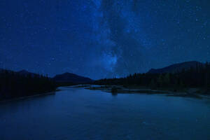 Atemberaubende Milchstraße Nacht Sterne über Mountain Wilderness River Pine Trees - CAVF81201