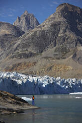 Mann am Rande eines Fjords in Grönland - CAVF81241