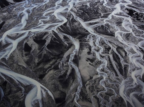 Luftaufnahme von sich schlängelnden Gletscherflüssen in Südisland, lizenzfreies Stockfoto