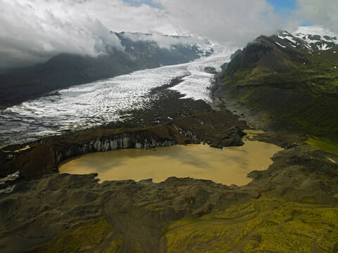 Luftaufnahme einer schlammigen Gletscherlagune im Süden Islands, lizenzfreies Stockfoto