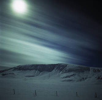 Mondaufgang über einer verschneiten Landschaft im isländischen Hochland - CAVF81276