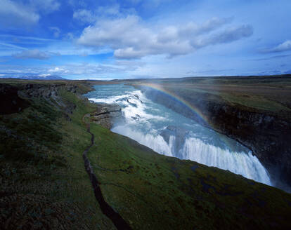 Gullfoss-Wasserfall in Island mit Regenbogen - CAVF81278