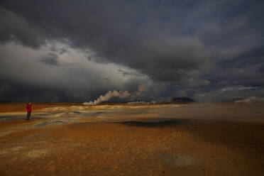 Dramatischer Himmel über dem Geothermalgebiet Namaskard - CAVF81285