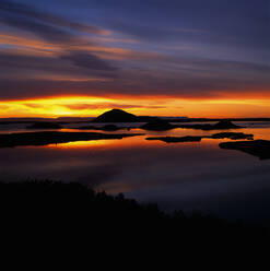 Der Myvatn-See in Nordisland bei einem ruhigen Sonnenuntergang - CAVF81286