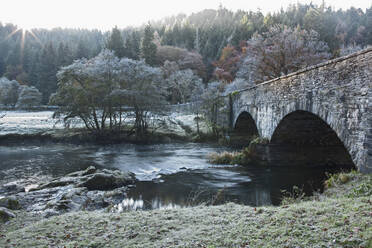 Brücke in Nordwales an einem frostigen Morgen - CAVF81296