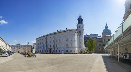 Österreich, Salzburg, Leerer Mozartplatz mit Salzburg Museum inmitten der Coronavirus-Pandemie - WWF05360