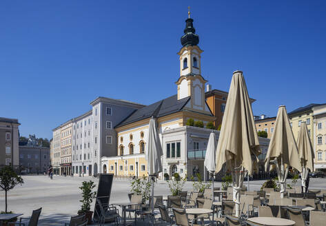 Österreich, Salzburg, Leerer Residenzplatz mit St. Michaels-Kirche inmitten der Coronavirus-Pandemie - WWF05361