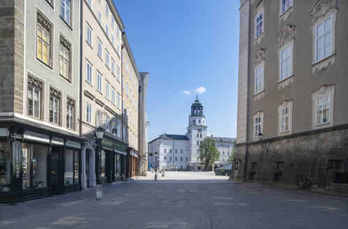Österreich, Salzburg, Leerer Residenzplatz mit Glockenspiel inmitten der Coronavirus-Pandemie - WWF05362