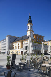 Österreich, Salzburg, Leerer Residenzplatz mit St. Michaels-Kirche inmitten der Coronavirus-Pandemie - WWF05363