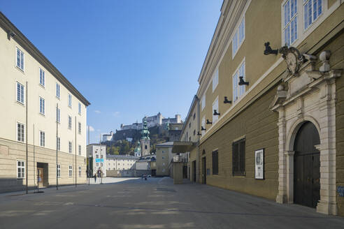 Österreich, Salzburg, Hofstallgasse mit Großem Festspielhaus und Festung Hohensalzburg, leer wegen Coronavirus-Pandemie - WWF05372