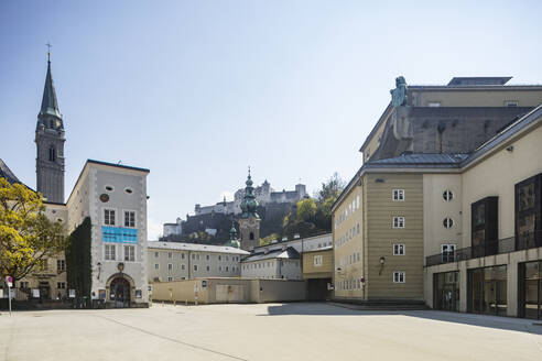 Österreich, Salzburg, Max-Reinhardt-Platz mit Großem Festspielhaus und Festung Hohensalzburg inmitten der Coronavirus-Pandemie - WWF05374