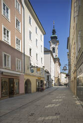 Österreich, Salzburg, Leere Linzergasse mit St. Sebastian Kirche inmitten der Coronavirus-Pandemie - WWF05378