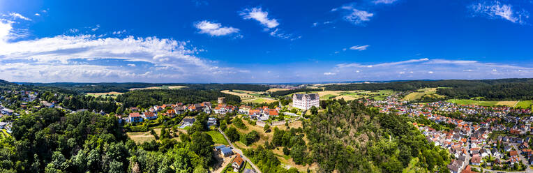 Deutschland, Hessen, Fischbachtal, Luftaufnahme von Schloss und Stadt Lichtenberg - AMF08110