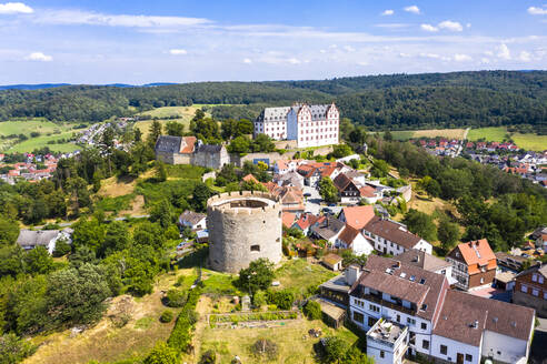 Deutschland, Hessen, Fischbachtal, Luftaufnahme von Schloss und Stadt Lichtenberg - AMF08111