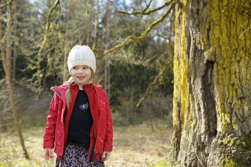 Porträt eines lächelnden kleinen Mädchens in der Natur - BRF01443