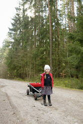 Kleines Mädchen mit Draisine auf Waldweg stehend - BRF01455