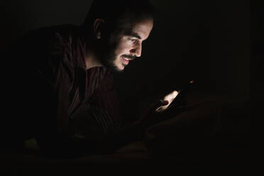 Man using smartphone at night - XLGF00172