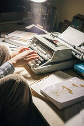 Hände einer Frau beim Tippen auf einer Schreibmaschine - CAVF81313