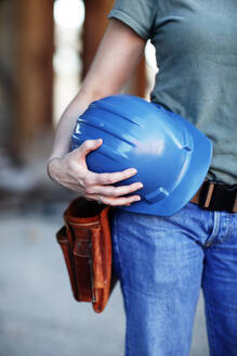 Nahaufnahme eines weiblichen Bauarbeiters mit einem Schutzhelm - CAVF81410