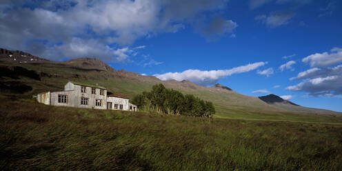 Verlassenes Krankenhaus in den abgelegenen Ostfjorden Islands - CAVF81490