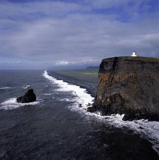 Der Leuchtturm auf der Klippe von Dyrhólaey im Süden von Island - CAVF81492