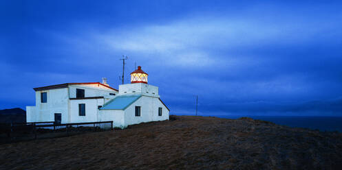 Leuchtturm Stórhöfði auf den Vestmannaeyjar-Inseln südlich von Island - CAVF81495