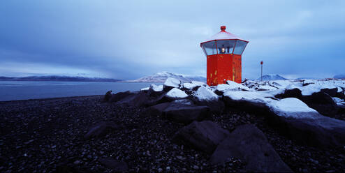 Leuchtturm am Fjord Hvalfjordur - CAVF81496