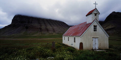 Verlassene Kirche in den abgelegenen westlichen Fjorden von Island - CAVF81497