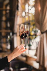 Ein Glas Rotwein in der Hand - CAVF81512