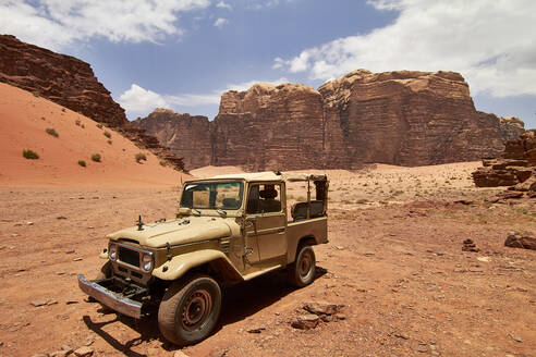 Alter Geländewagen in der Wüste, Wadi Rum, Jordanien - VEGF02281