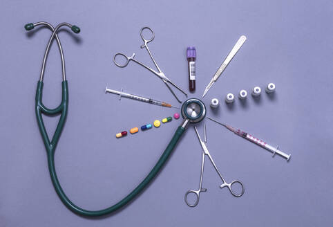 Stethoskop, umgeben von einem Sortiment medizinischer Geräte und Behandlungen - ABRF00743