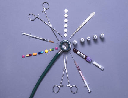 Stethoskop, umgeben von einem Sortiment medizinischer Geräte und Behandlungen - ABRF00745