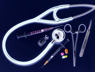 Stethoskop, umgeben von einem Sortiment medizinischer Geräte und Behandlungen - ABRF00747